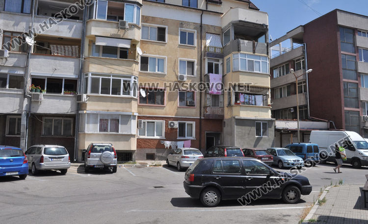 Хасковлии се жалваха от непочистен паркинг до блок в центъра