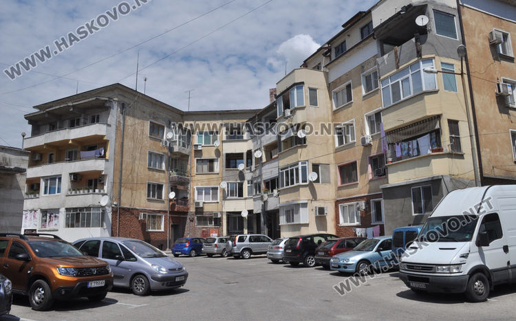 Хасковлии се жалваха от непочистен паркинг до блок в центъра