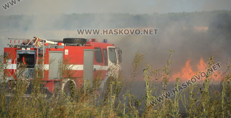 Пламна ожънат житен блок на метри от маркет между Хасково и Димитровград
