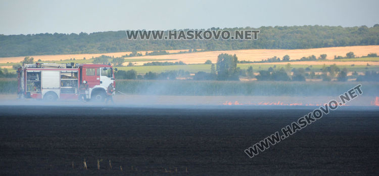 Пламна ожънат житен блок на метри от маркет между Хасково и Димитровград