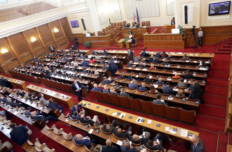 Викове "Оставка" в парламентa, аплодисменти при декларация от ГЕРБ