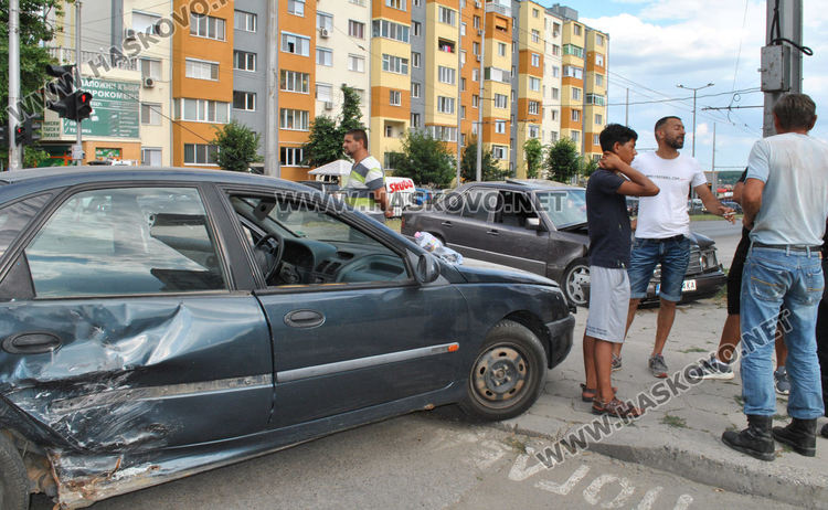 Мерцедес и Рено се разбиха на булевард „Васил Левски“