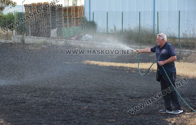 Пламна ожънат житен блок на метри от маркет между Хасково и Димитровград