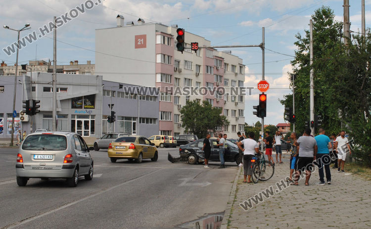 Мерцедес и Рено се разбиха на булевард „Васил Левски“