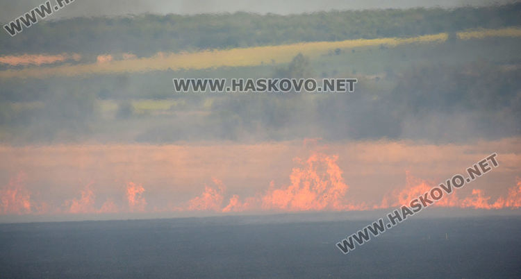 Пламна ожънат житен блок на метри от маркет между Хасково и Димитровград