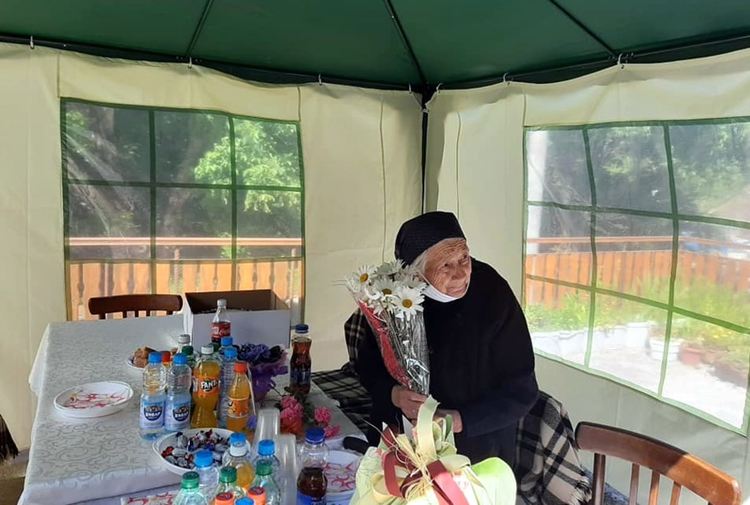 Столетната родопчанка баба Шина копае фасула сама, но не вкусва колбас