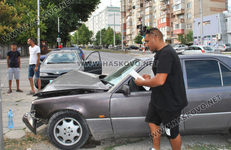 Мерцедес и Рено се разбиха на булевард „Васил Левски“