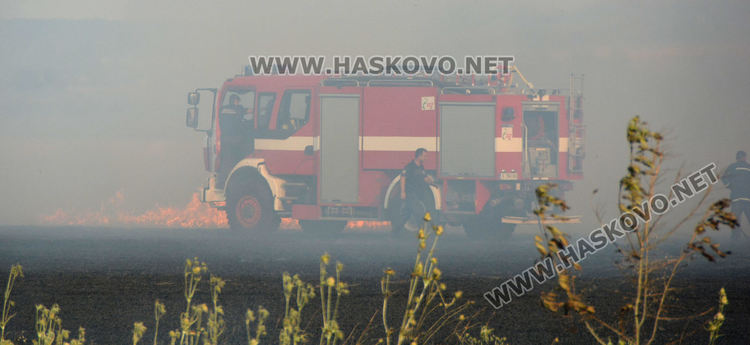 Пламна ожънат житен блок на метри от маркет между Хасково и Димитровград