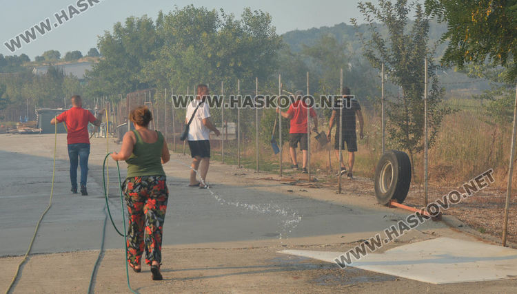 Пламна ожънат житен блок на метри от маркет между Хасково и Димитровград
