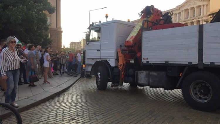 Ден шестнадесети: протестиращите тръгнаха на шествие към сградата на БНТ