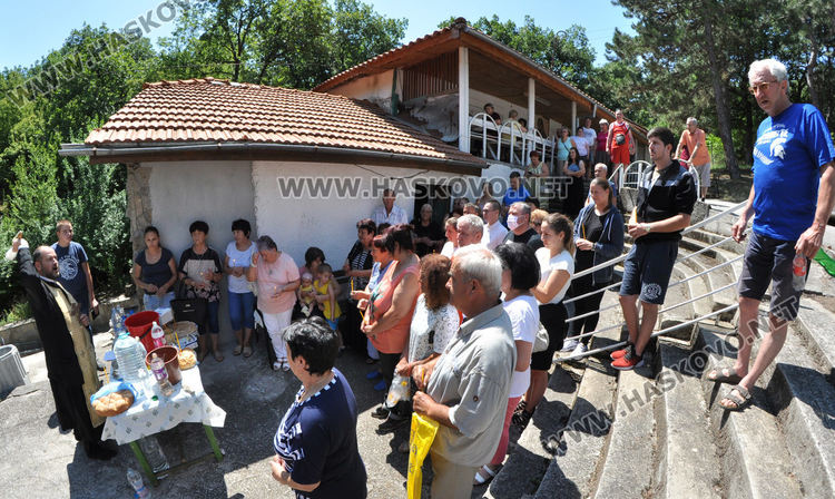 Водосвет и курбан за Света Анна в едноименния параклис край Тракиец