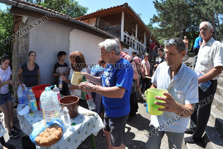 Водосвет и курбан за Света Анна в едноименния параклис край Тракиец