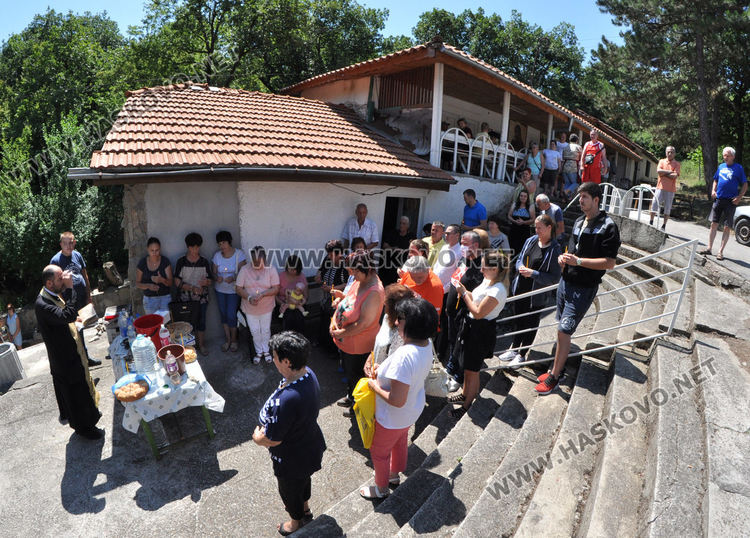 Водосвет и курбан за Света Анна в едноименния параклис край Тракиец