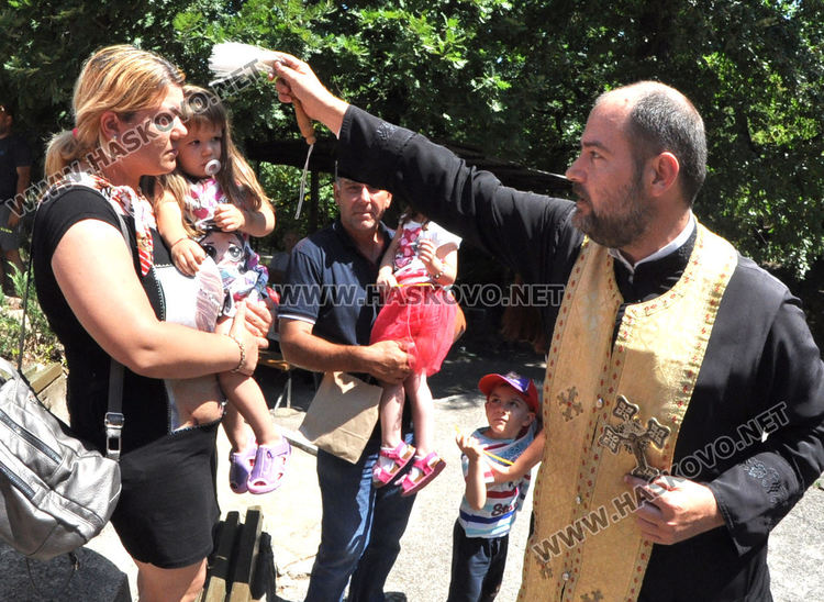 Водосвет и курбан за Света Анна в едноименния параклис край Тракиец