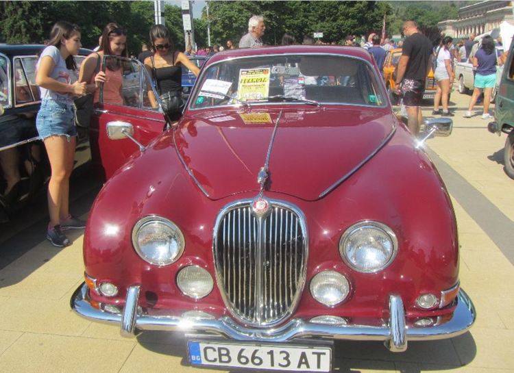 Сто и двадесет автомобила и десетки мотоциклети бяха показани на ретро парад в Перник