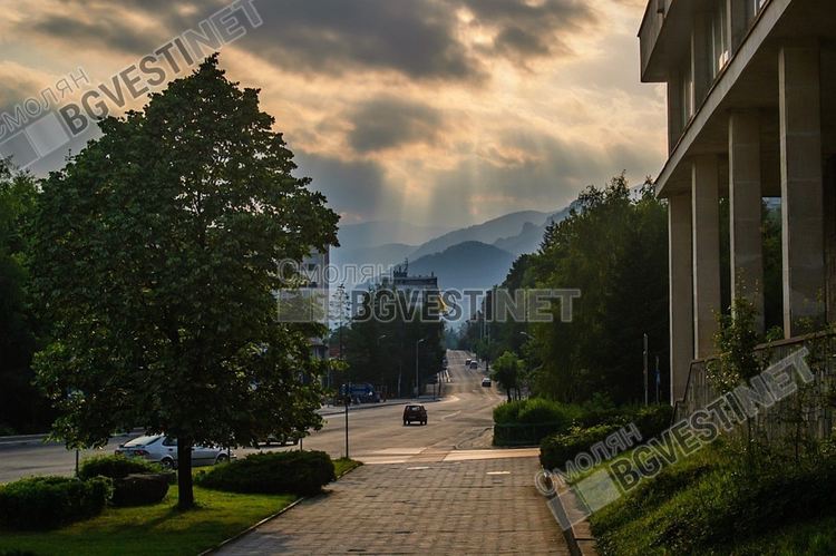 Слънчева и хладна неделя, отново ще превалява