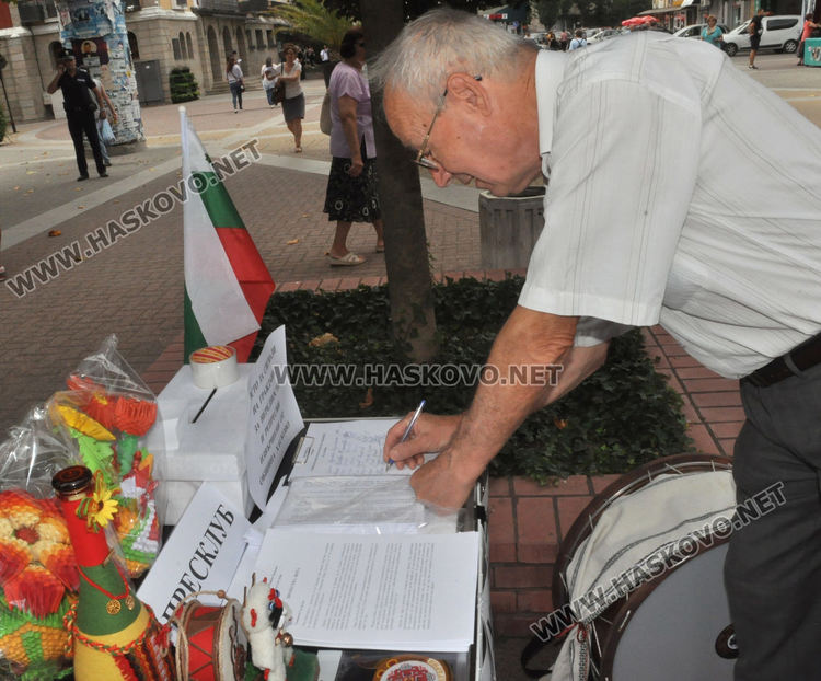 Занаятчиите в Хасково се готвят да искат оставката на кмета заради дървените къщички