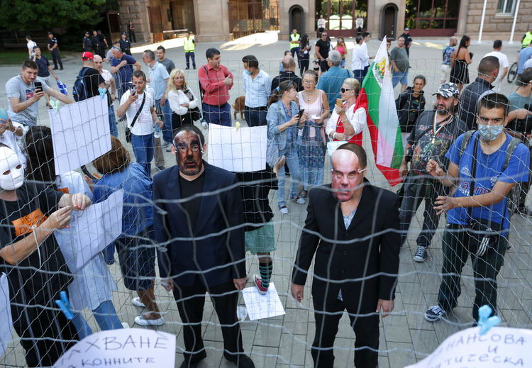 Ден 18 на протеста: Свински уши, волейбол и пърформънс с Борисов и Гешев