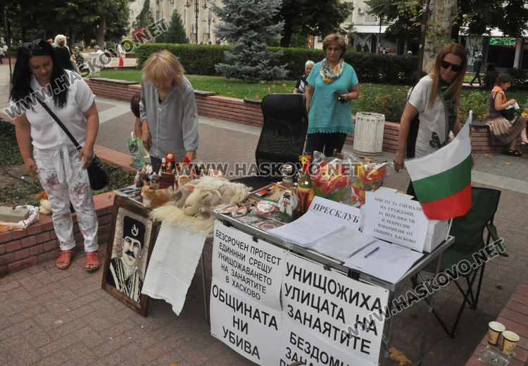 Занаятчиите в Хасково се готвят да искат оставката на кмета заради дървените къщички
