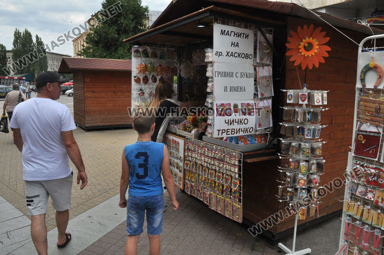 Занаятчиите в Хасково се готвят да искат оставката на кмета заради дървените къщички