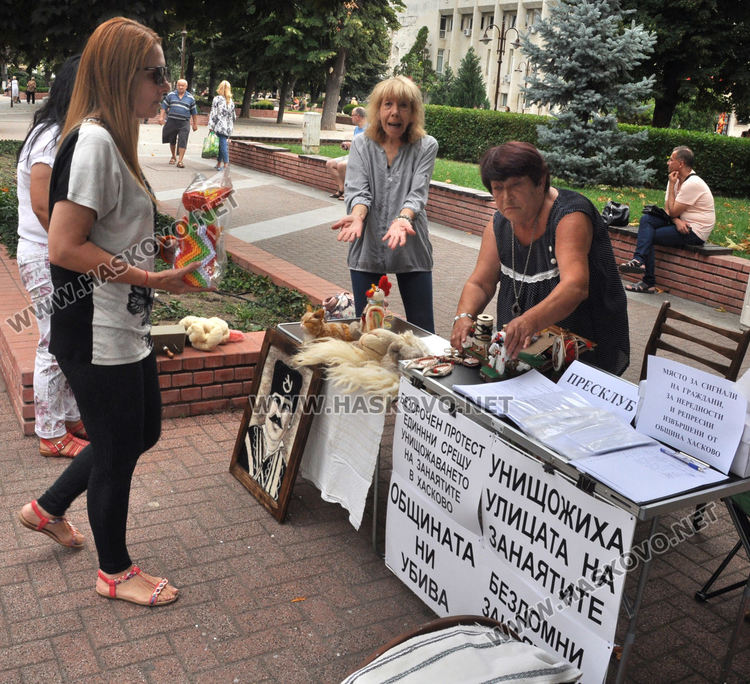 Занаятчиите в Хасково се готвят да искат оставката на кмета заради дървените къщички