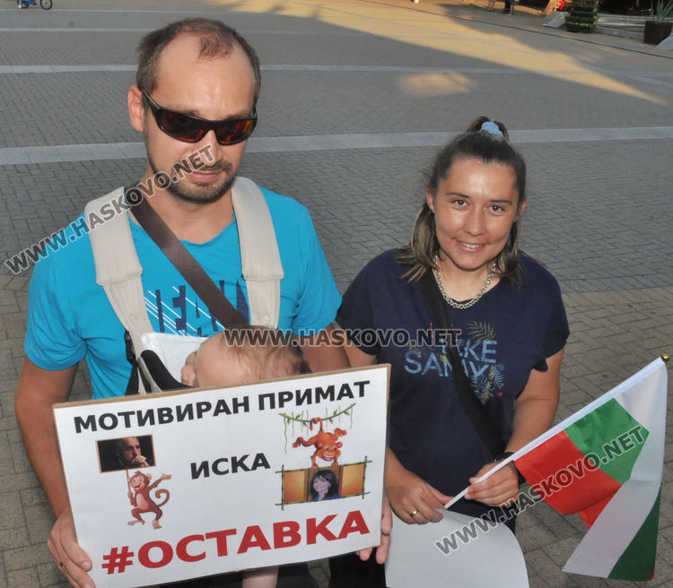 Протестиращите на площад „Свобода“ почерпиха с фурми “Шиши“