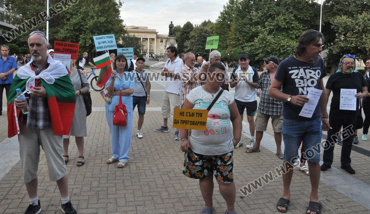 Протестиращите на площад „Свобода“ почерпиха с фурми “Шиши“