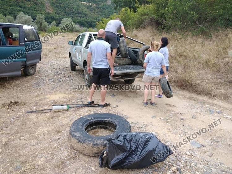 Гуми, извадени от р.Арда отиват в помощ на пчеларите