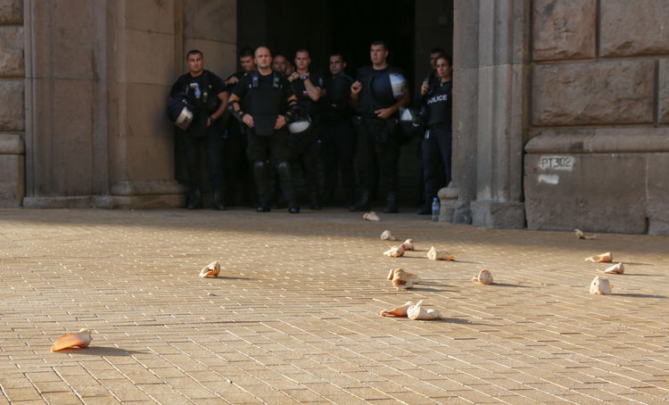 Ден 18 на протеста: Свински уши, волейбол и пърформънс с Борисов и Гешев