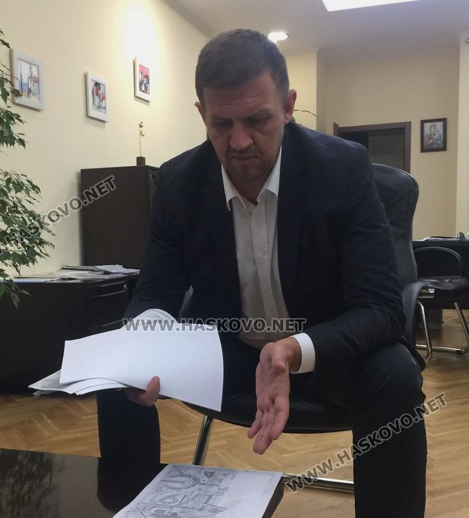 Занаятчиите в Хасково се готвят да искат оставката на кмета заради дървените къщички