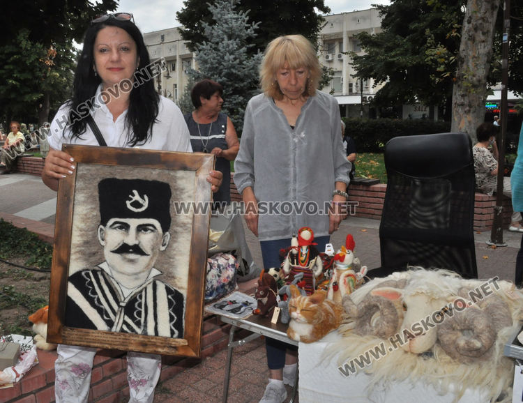 Занаятчиите в Хасково се готвят да искат оставката на кмета заради дървените къщички