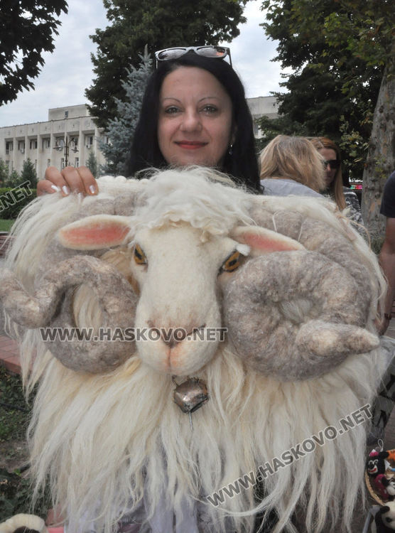 Занаятчиите в Хасково се готвят да искат оставката на кмета заради дървените къщички