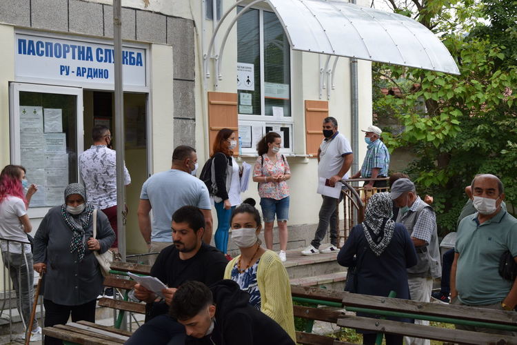 Опашки пред паспортната служба и в Ардино
