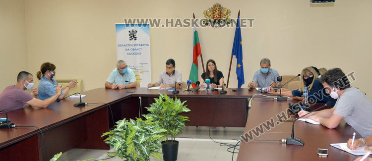 Министър Емил Димитров пристигна заради отровния водопой