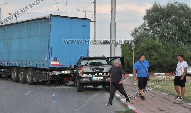 Четирима ранени в сблъсък на пикап с тир