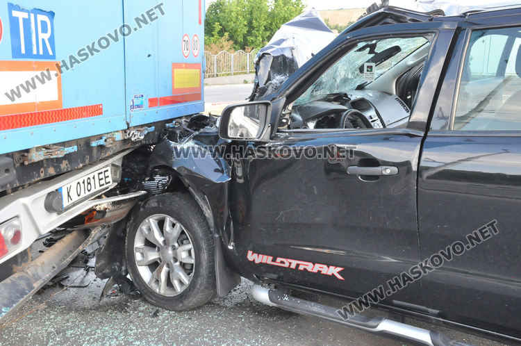 Четирима ранени в сблъсък на пикап с тир