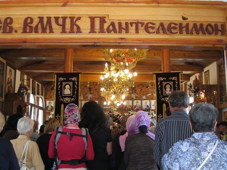 От бебе до над 90-годишни от страната се събраха в манастира край Смолян