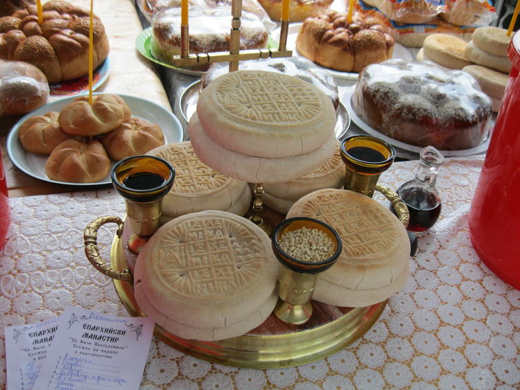 От бебе до над 90-годишни от страната се събраха в манастира край Смолян