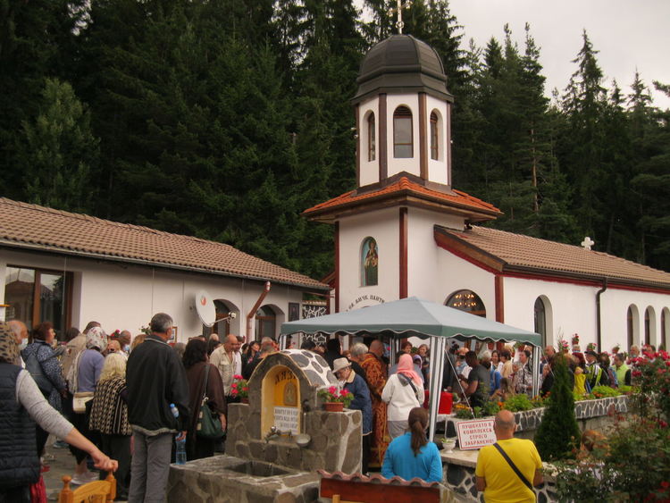 От бебе до над 90-годишни от страната се събраха в манастира край Смолян