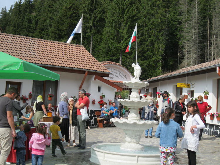 От бебе до над 90-годишни от страната се събраха в манастира край Смолян