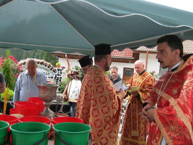 От бебе до над 90-годишни от страната се събраха в манастира край Смолян
