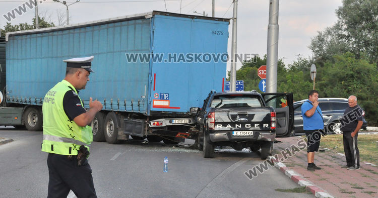 Четирима ранени в сблъсък на пикап с тир