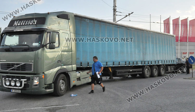 Четирима ранени в сблъсък на пикап с тир