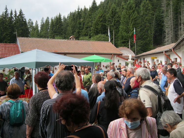 От бебе до над 90-годишни от страната се събраха в манастира край Смолян