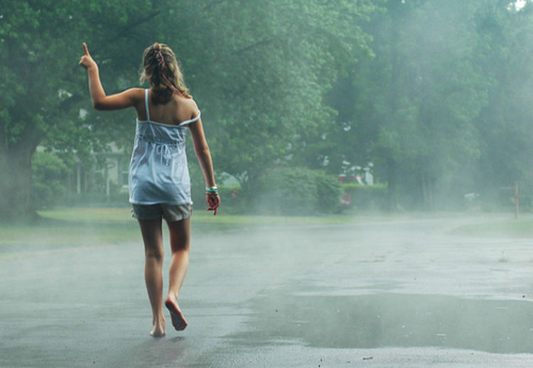 Предимно слънчево, валежи на изток