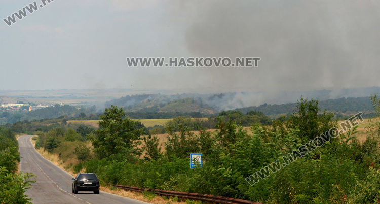 Пожар на фронт от над 300 дка гори между Константиново и Поляново