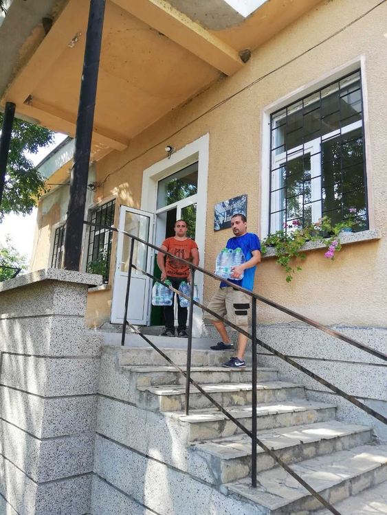 Дариха трапезна вода на жителите на община Димитровград, засегнати от безводието
