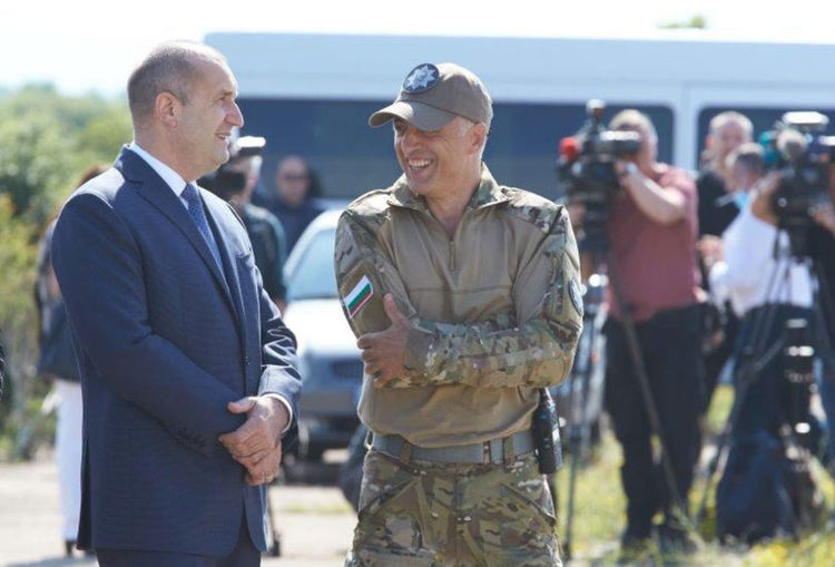 сн: НСО. Президентът Румен Радев и полк.Тонев  /вдясно/ по време на тактическа подготовка на служителите на НСО