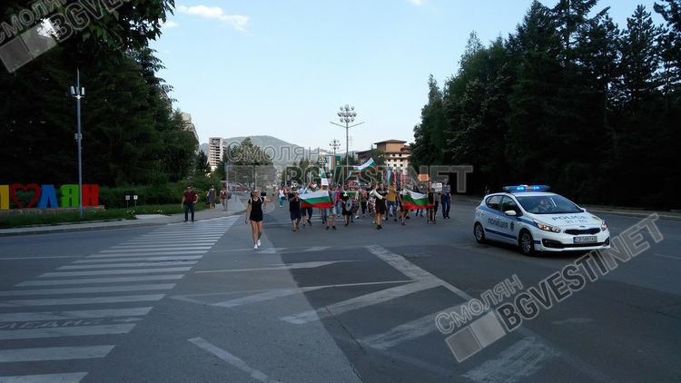 Протестиращи викаха "Смолян излез!" и шестваха по булевард "България"