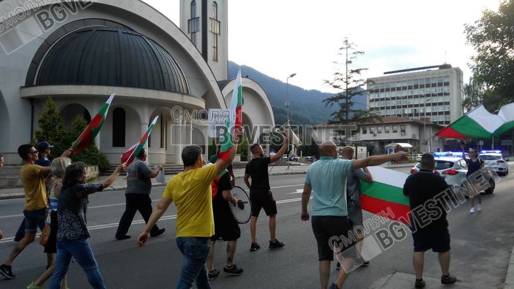 Протестиращи викаха "Смолян излез!" и шестваха по булевард "България"